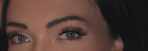 Kundin zeigt das elegante Cat-Eye Ergebnis der BARCELONA Wimpern bei Schlupflidern.