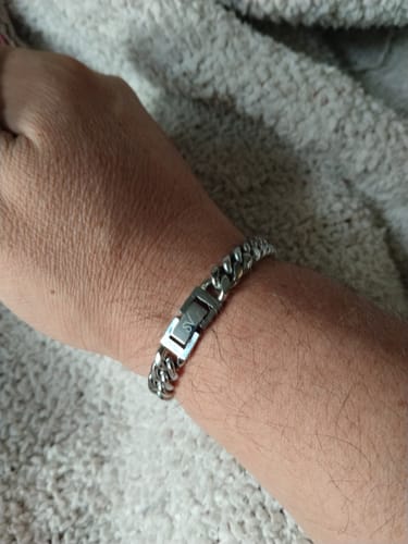 Cliente mostrando la Pulsera Cuban de 8mm en su muñeca, con el broche visible.