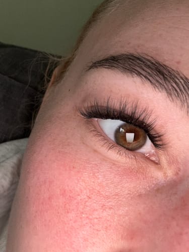 Nahaufnahme des Auges einer Kundin, die lange, volle Pre-Glued Bundles Wimpern trägt.