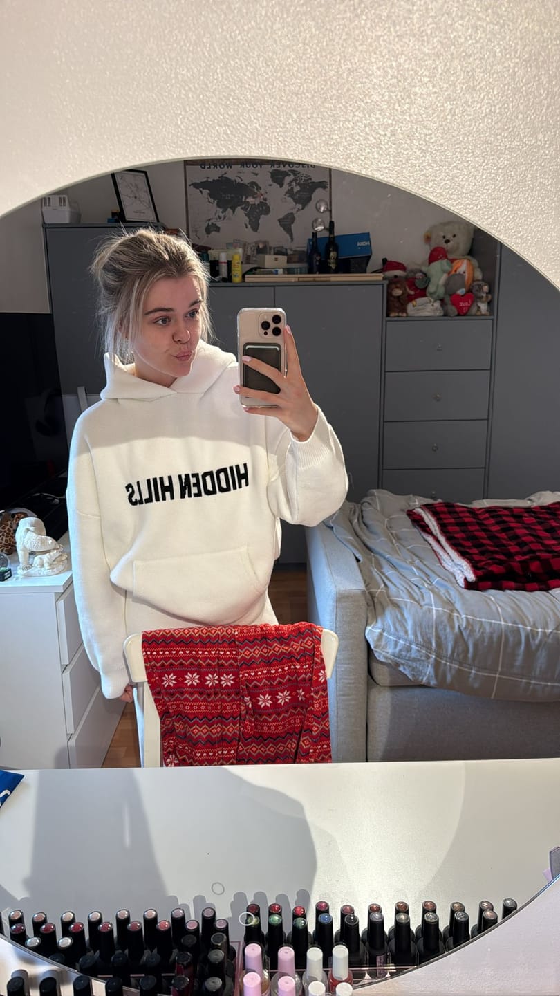 Customer photo review of KNIT SWEATPANTS OFF WHITE