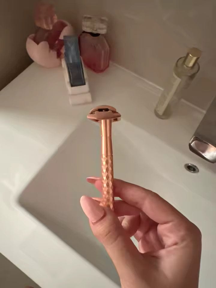 Customer photo review of סכין גילוח מתקדמת לעור חלק ללא גירויים ושערות חודרניות - Silk Razor