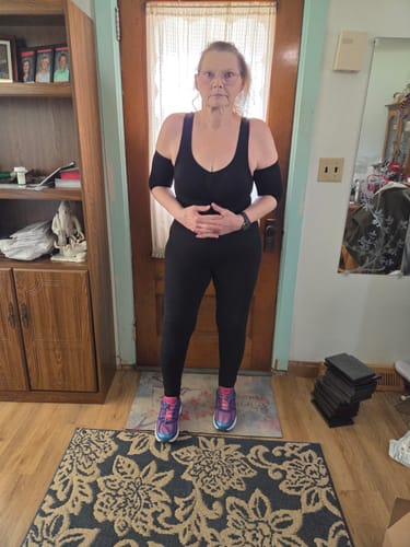 A reviewer provides a full-length view wearing the black Silix™ 3D Compression Sleeves.