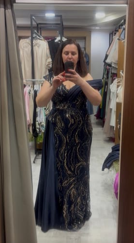 Customer photo review of Rochie Otilia lungă aplicații paiete și trena laterală