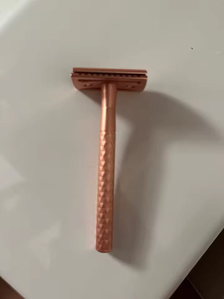 Customer photo review of סכין גילוח מתקדמת לעור חלק ללא גירויים ושערות חודרניות - Silk Razor