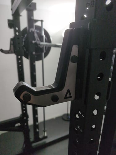 Nahaufnahme des R7 J-Hooks eines Kunden, der an einem schwarzen Power-Rack befestigt ist.