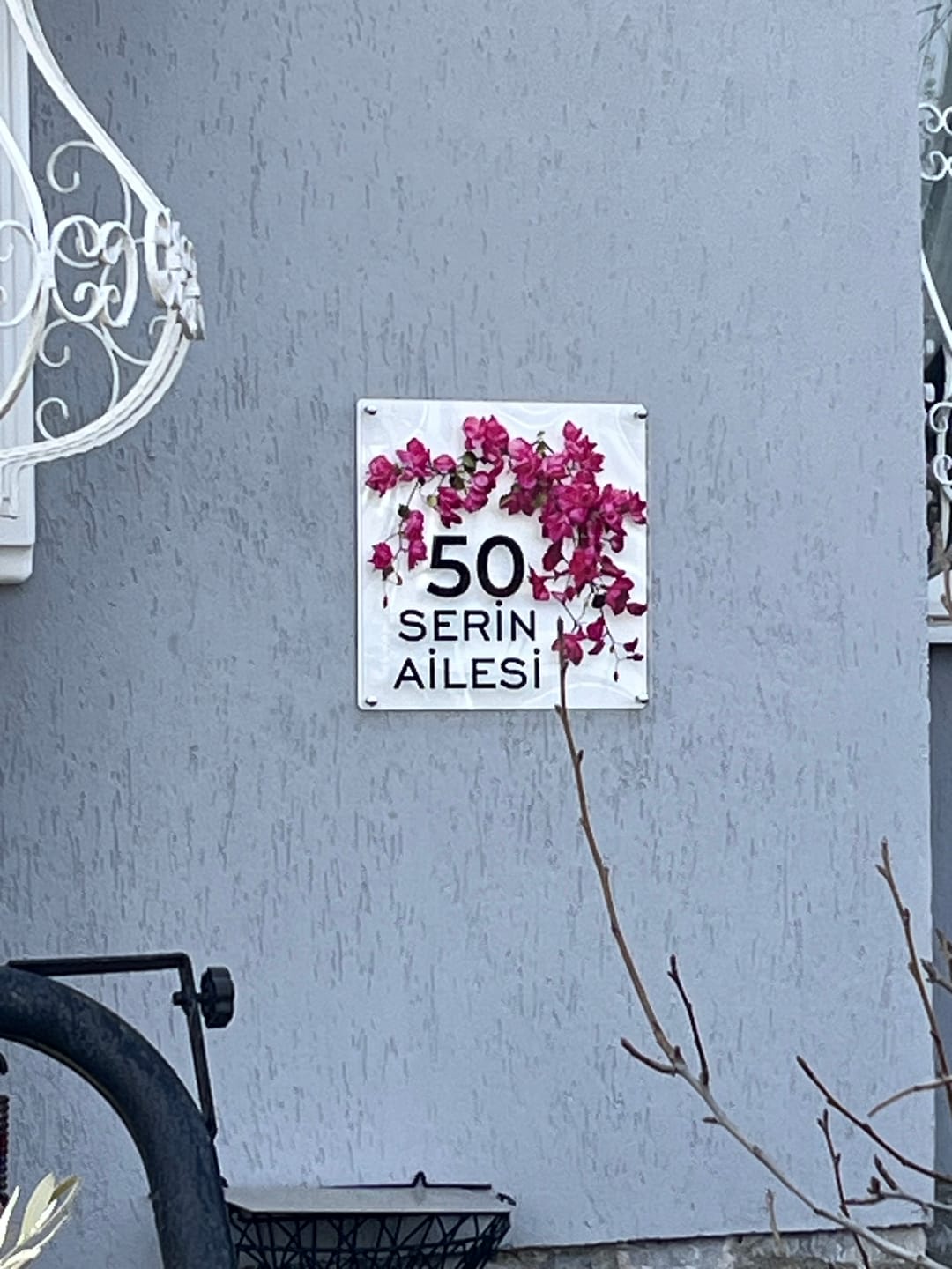 Customer photo review of Kişiye Özel Begonvil Çiçekli Kapı İsimliği