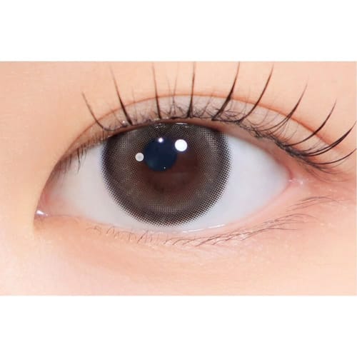 レビューアーの目に装着された「Bean Kristin 1Day - ショートブラウン」。アッシュチョコ系の柔らかな発色がわかるクローズアップ写真です。