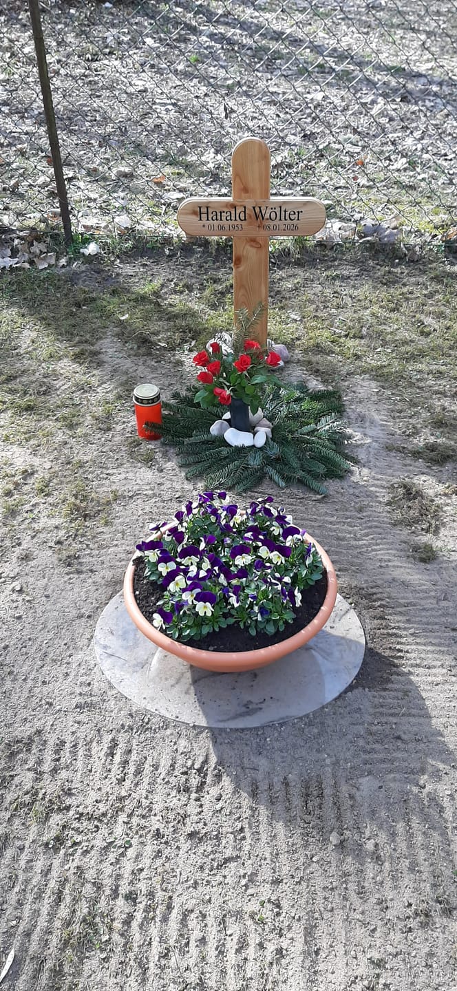 Customer photo review of Grabkreuz aus Holz mit Namen (rund)
