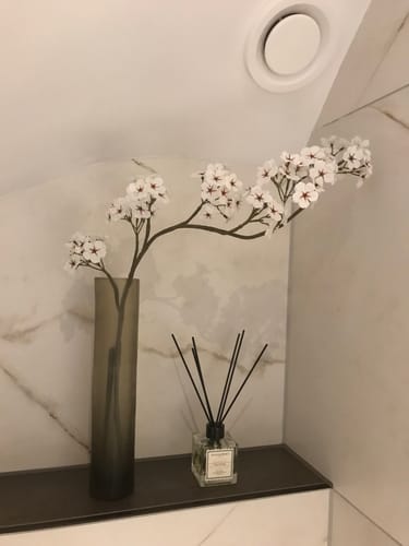 De Istanbul geurstokjes van een recensent, sfeervol neergezet naast een vaas met bloemen.