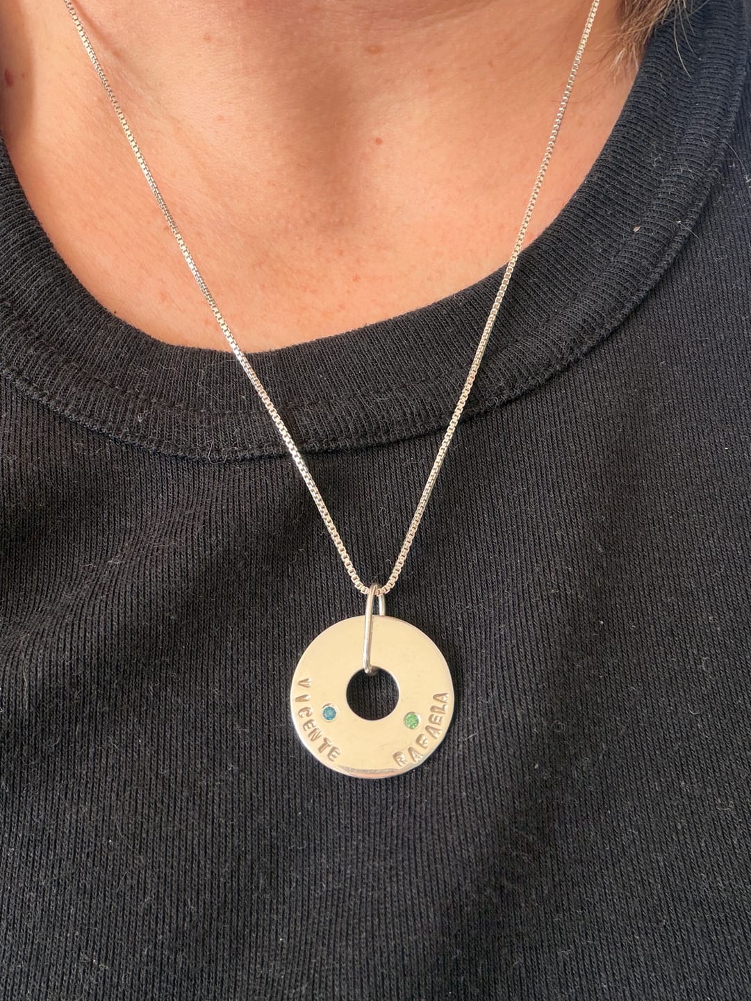 Customer photo review of Medalla De Plata Con Colgante Personalizable y Circón - Leonor