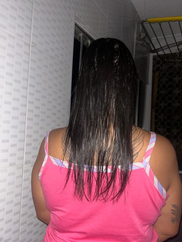 Cliente de costas mostrando o cabelo antes do tratamento com Happy Hair, com aparência fina e pontas ralas.