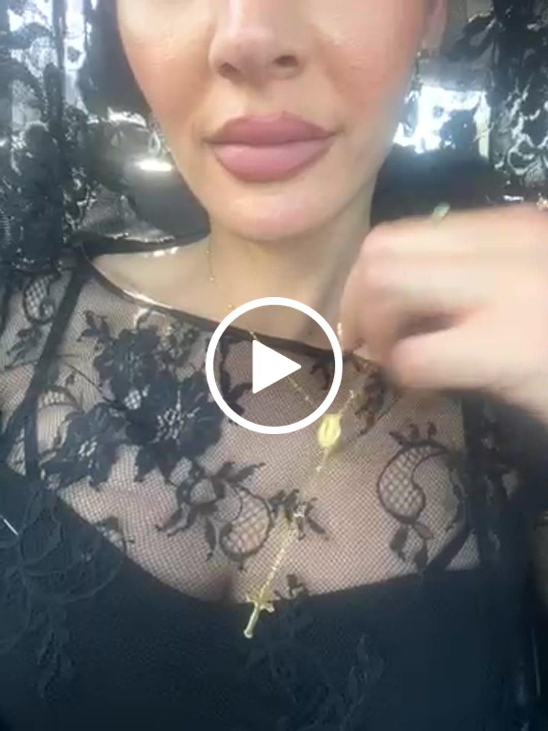 Customer video review of Collar Virgen María Milagrosa