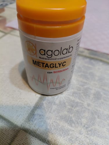 Un cliente mostra il suo flacone di Metaglyc, un integratore con etichetta bianca e tappo arancione.