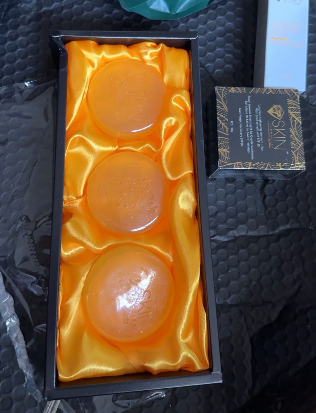 Customer photo review of 24 Kt. Gold Skin Brightening Beauty Bar 100 g + 1 Savon Offert