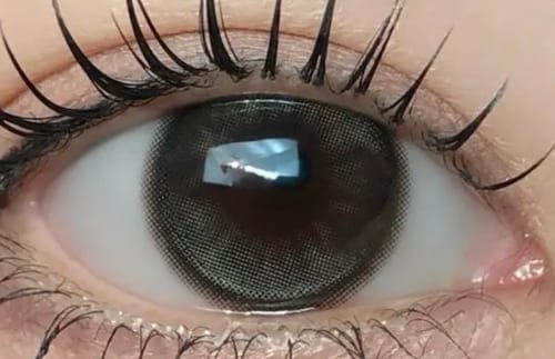「Dolly Kristin - ブラック」を装着したレビュアーの目のクローズアップ。自然に大きく見える黒いレンズです。
