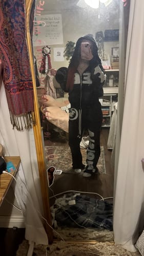 Customer wearing the black SEEK VISIONZ SET, a matching zip-up hoodie and pants, in a mirror selfie.