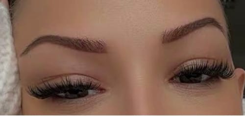 Nahaufnahme der Augen einer Kundin, die die vollen und langen NO FILTER SINGLE Wimpernextensions trägt.