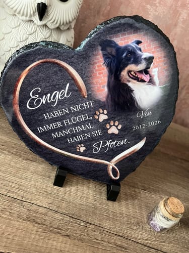 Ein Kunde zeigt das personalisierte Schieferherz als Andenken für einen Hund, mit einem Foto und Text auf einem Ständer.