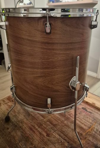 En anmelders tromme dekket med mørk Walnut Deep kontaktplast som gir et treutseende.