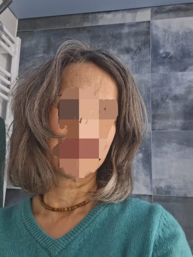 Kundin zeigt ihr schulterlanges, voluminöses Haar nach der Anwendung der Ylang-Ylang-Glow Haarseife.