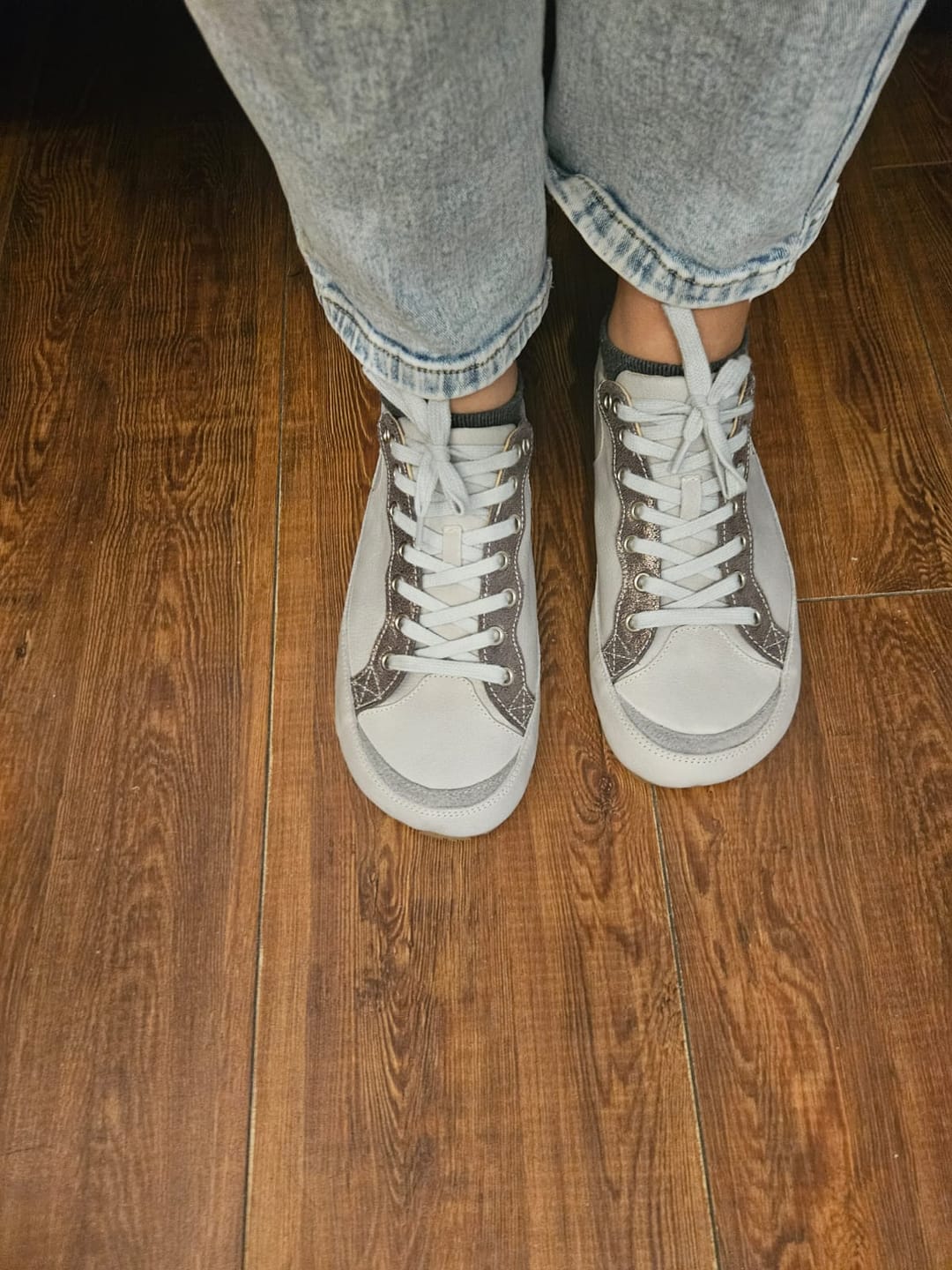 Customer photo review of Zapatilla A2. Plateada