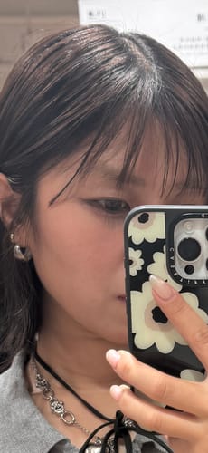 顧客的眼睛近照，展示了配戴 Dolly Kristin 1Day 巧克棕隱形眼鏡的自然效果。