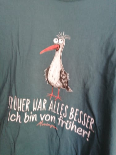Kundenfoto: Nahaufnahme des T-Shirts mit Vogel-Motiv und dem Spruch 'Früher war alles besser. Ich bin von früher!'.