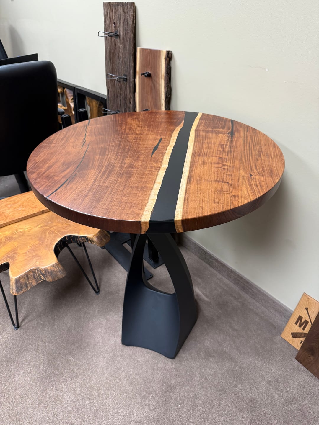 Customer photo review of Table Base 316 Tulipe 28" H for Round Tabletop Dining