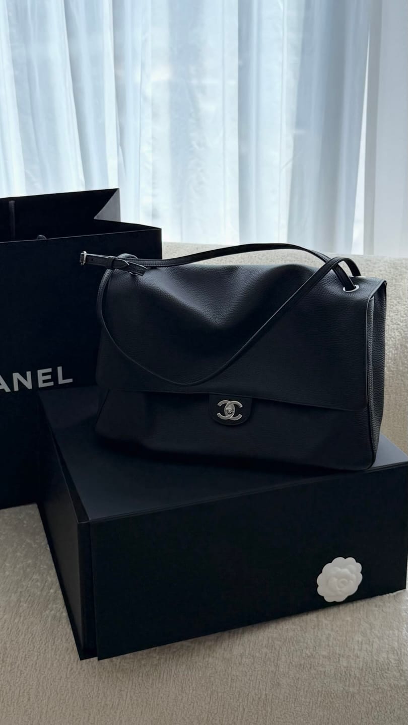 Customer photo review of Chanel 2026 Maxi Flap Bag 38.5cm Black Calfskin