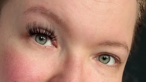 Kundin vergleicht ihre Augen: eines mit langen, vollen MIAMI BEACH Wimpern und eines ohne.