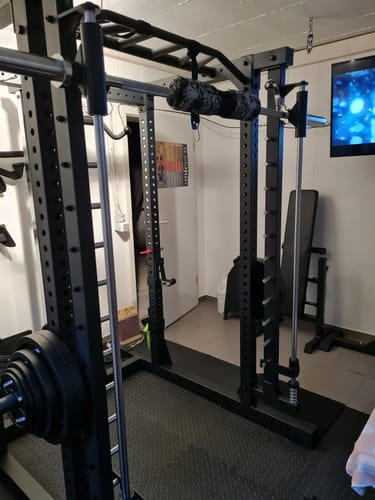 Die schwarze R7 Smith Option 200 Maschine eines Kunden, aufgebaut in einem Heim-Fitnessstudio.