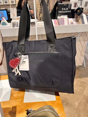 Reseña con foto de un cliente sobre Bolso Nylon Notebook Charm Corazón Street