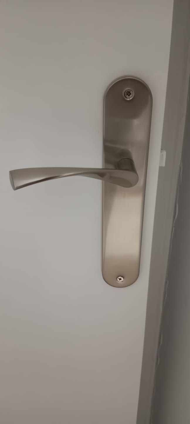 Customer photo review of Manilla modelo '130A' ola con placa ovalada de aluminio para puertas en acabado níquel satinado