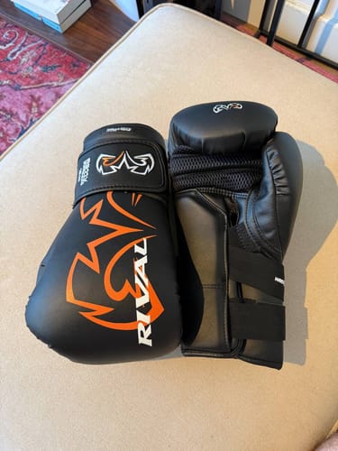 Fotorecensie van een klant over Bokshandschoenen Rival Evolution RS11V Sparring Black