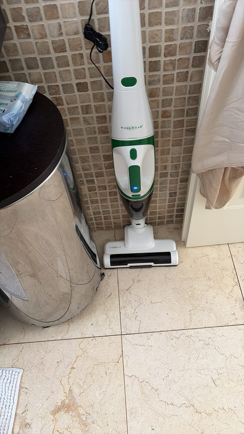 Customer photo review of Aspirapolvere Scopa Workwear® Senza Fili 2 in 1 – Aspirapolvere Ricaricabile a Batteria Litio con Tecnologia Ciclonica, Spazzola Motorizzata LED, Testa Rotabile 180°, Senza Sacco – 150W
