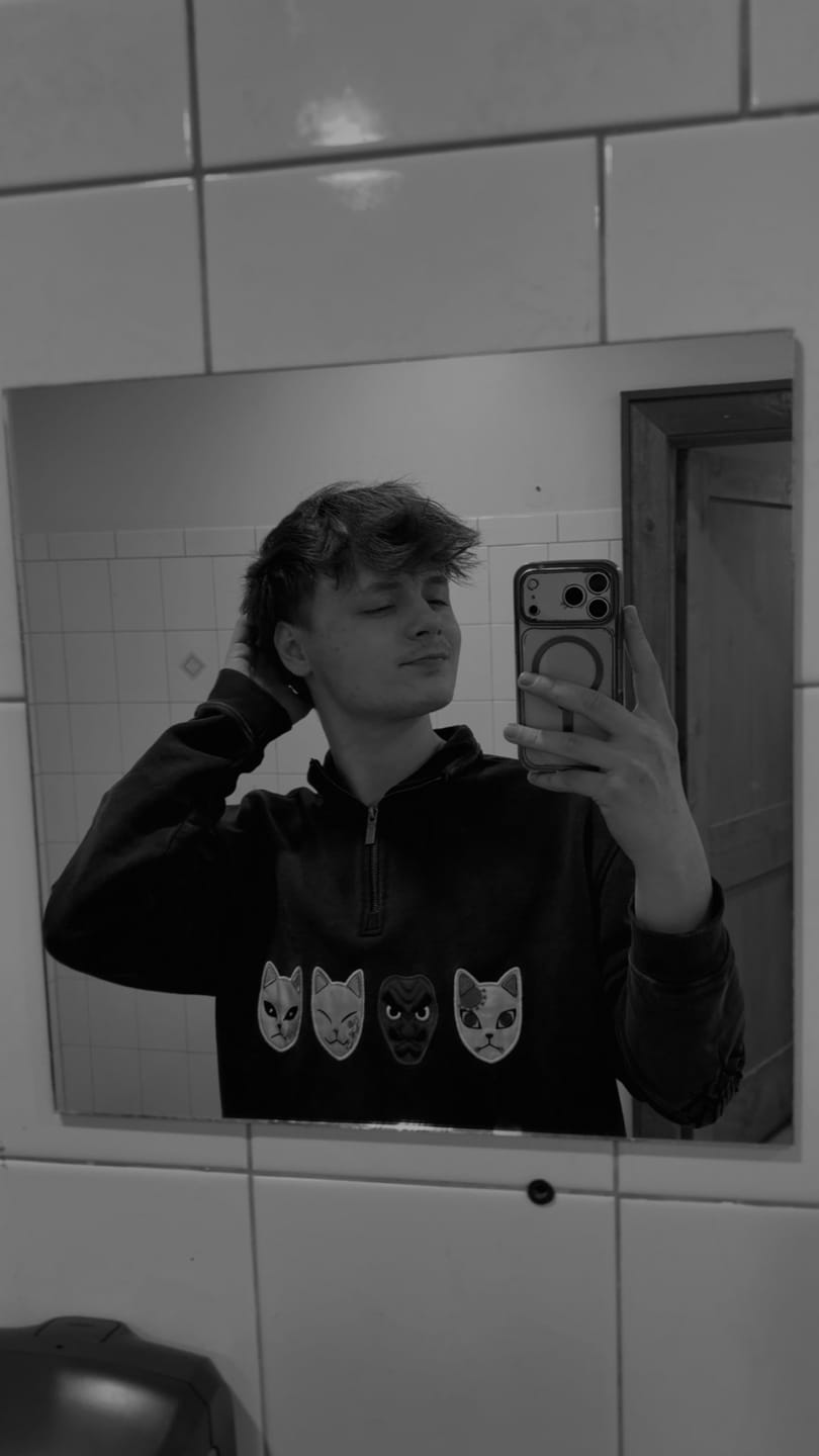 Customer photo review of 5197 - Demon Slayer: Kimetsu no Yaiba - Quarter Zip