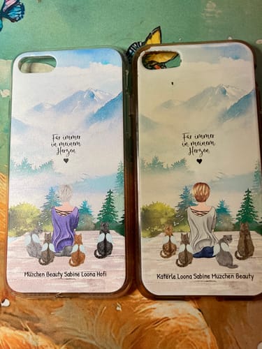 Rezensent vergleicht seine neue personalisierte Handyhülle mit der vorherigen 5 Jahre alten, vergilbten Hülle.