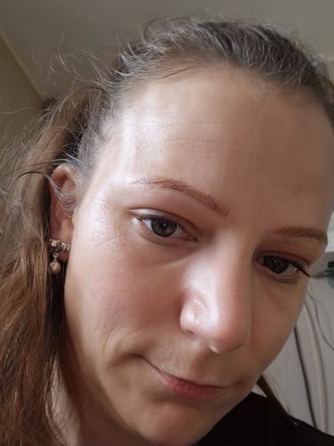 Nahaufnahme des Gesichts einer Kundin, die ihre Haut nach der Anwendung der Kollagen Boosting Maske zeigt.