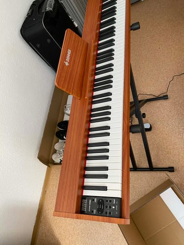 Ein Kundenrezensent zeigt sein aufgebautes Donner DEP-1S Digitalpiano im Holzstil aus der Vogelperspektive.