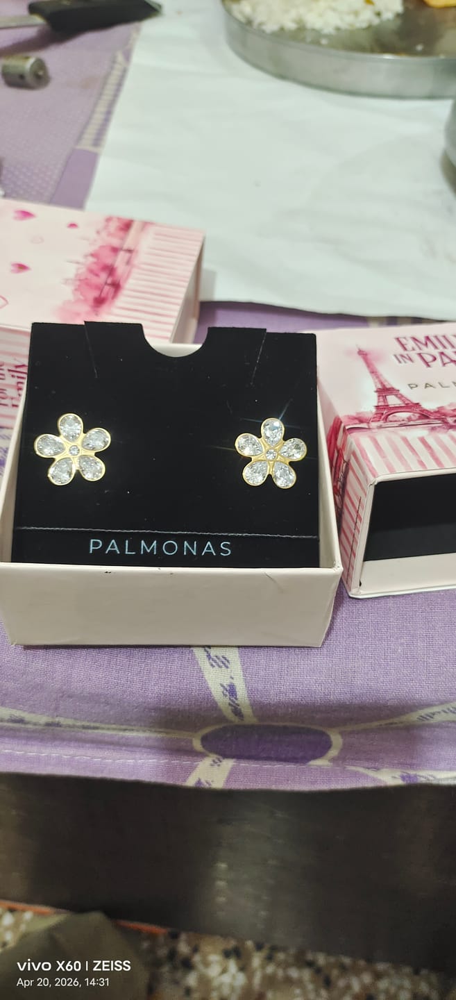 Customer photo review of Blooming Diamonds Stud Earring