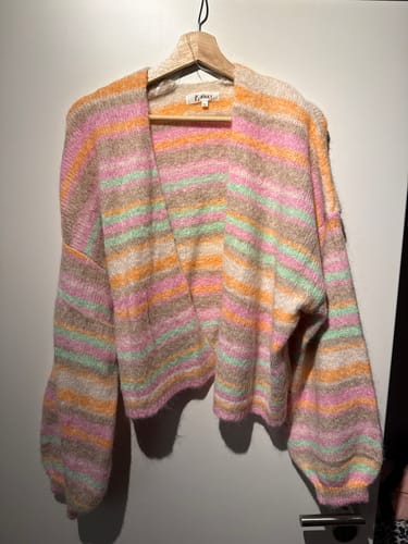 Kundenfoto des bunten, kuscheligen Strickcardigans CANDY CLOUD, der an einem Bügel hängt.