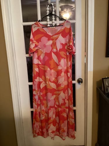 Customer photo review of WOMEN'S SHORT SLEEVE V-NECK LOOSE FIT FLORAL MAXI DRESS