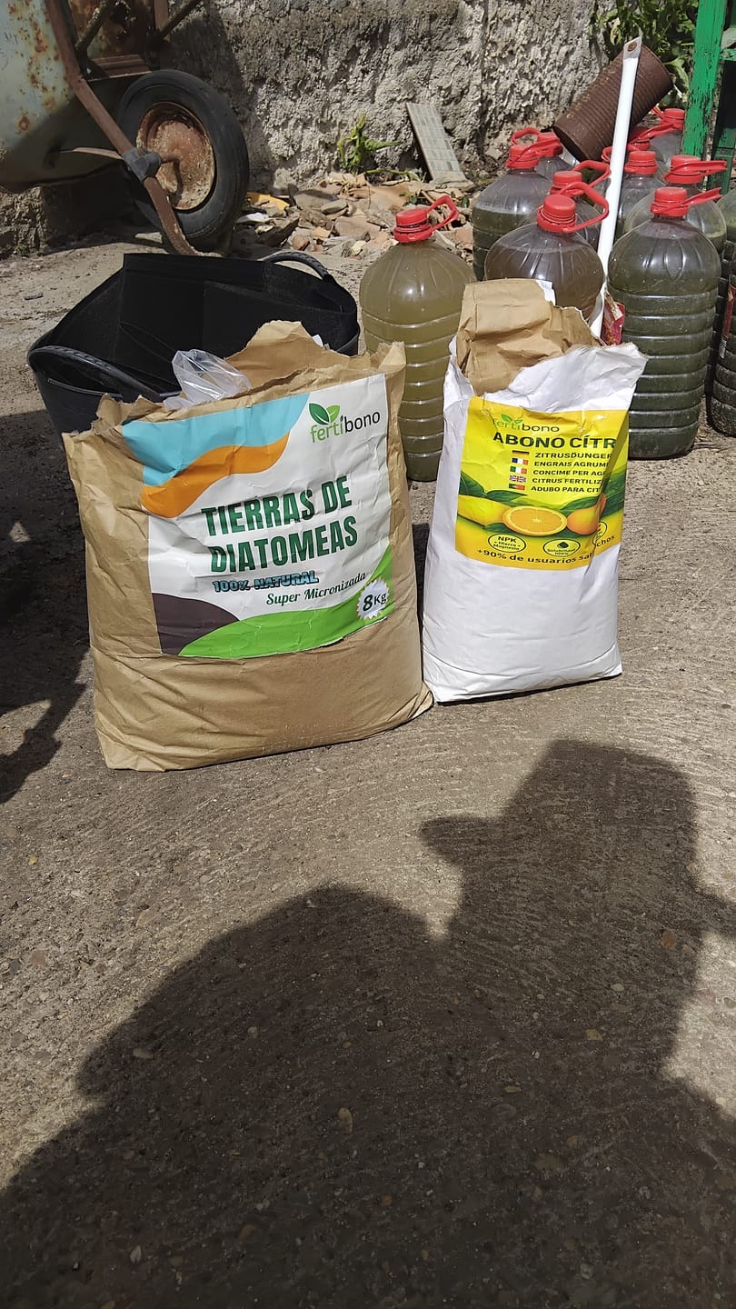 Customer photo review of FERTIBONO Tierra de Diatomeas PREMIUM – 100 % Natural | Polvo Ultrafino 8 kg |Múltiples Aplicaciones | Alta Pureza Super Blanca | Vegano y Seguro