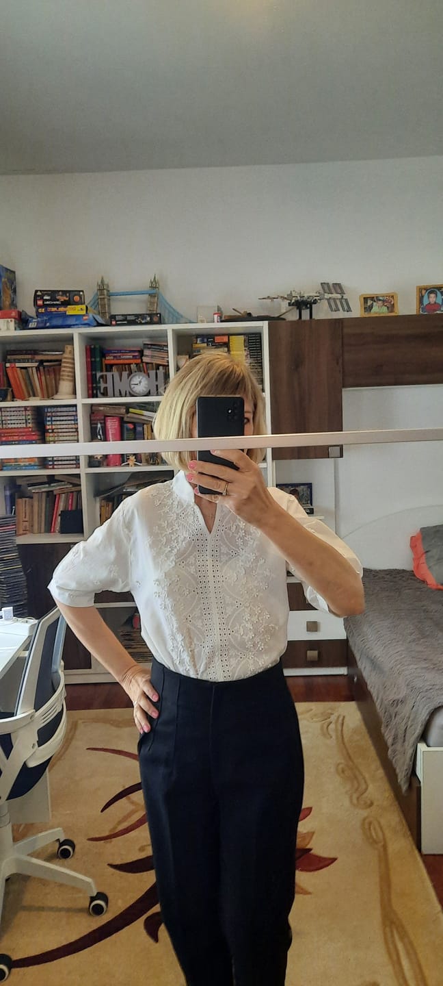 Customer photo review of Bluza Ressy cu insertii din dantela brodata