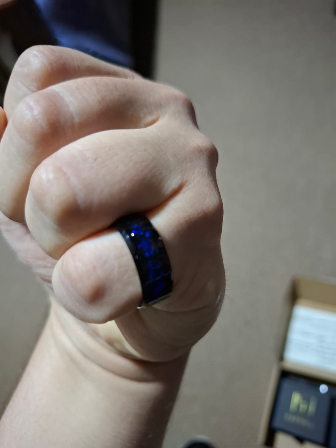 Customer photo review of Anillo Night Sky Carburo de Tungsteno