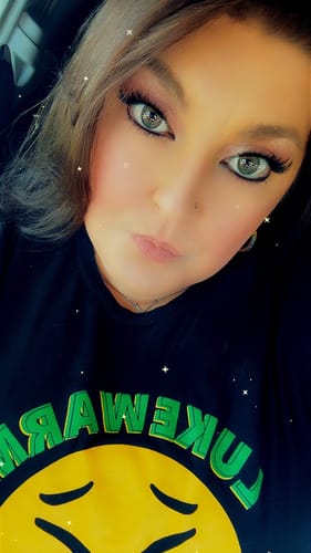 Close-up of a reviewer showing off her full, dramatic LuxeBold lashes.