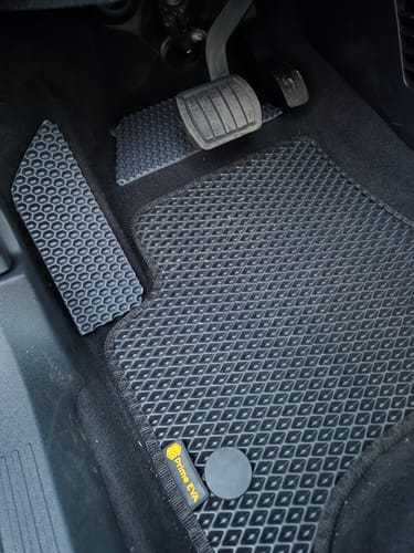 Klienta dopasowany dywanik samochodowy z ręcznie dodanym elementem pod lewą stopę.