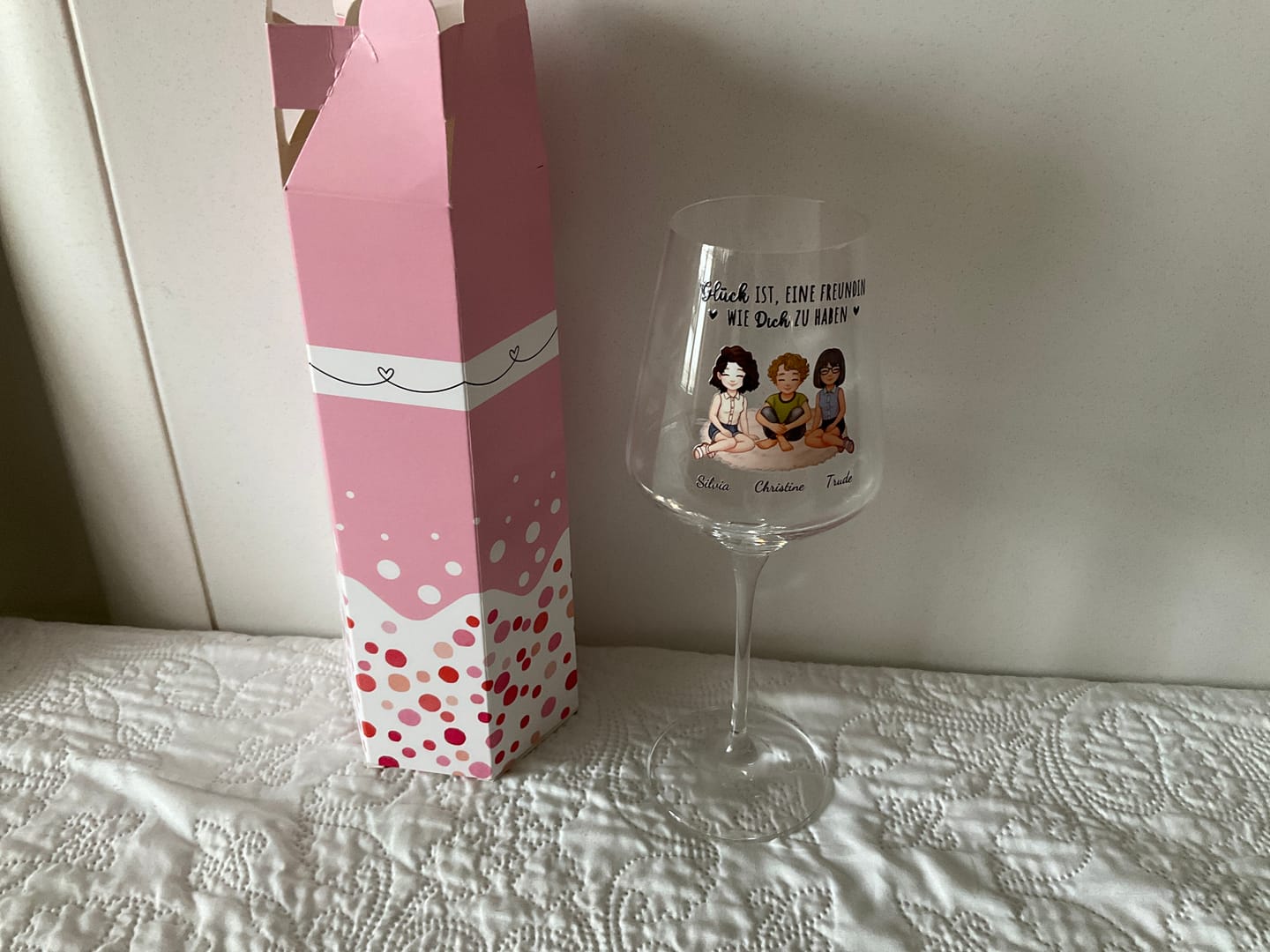 Customer photo review of Auf uns - Personalisiertes Weinglas für beste Freundinnen