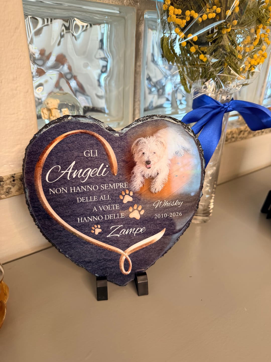 Customer photo review of Gli angeli hanno delle zampe - Cuore in ardesia personalizzato