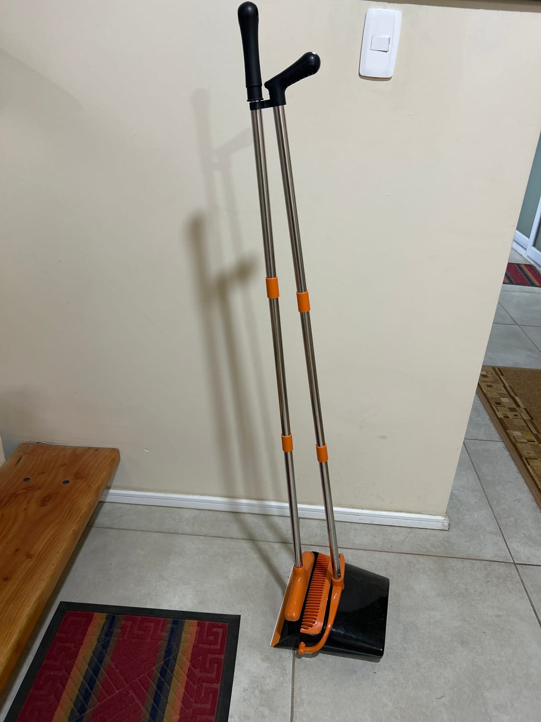 Customer photo review of Juego de Escoba y Recogedor para El Hogar Altura Ajustable Mango de Acero Inoxidable